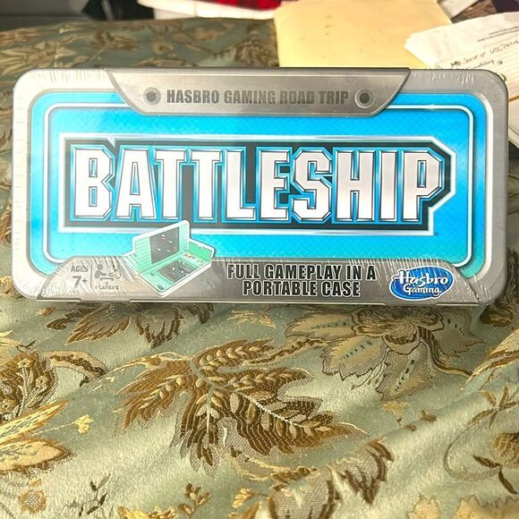 BATTLESHIP FULL GAME PLAY IN A PORTABLE CASE - Picture 1 of 3